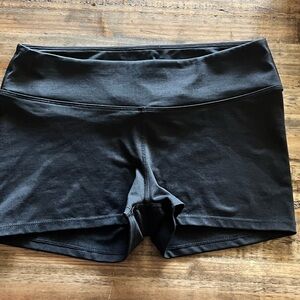 NOBULL Black Performance Shorts

High Rise 2” 

Never worn 

Smoke feee home
